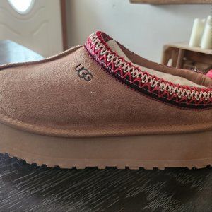 NWT Brown Womand UGG slippers